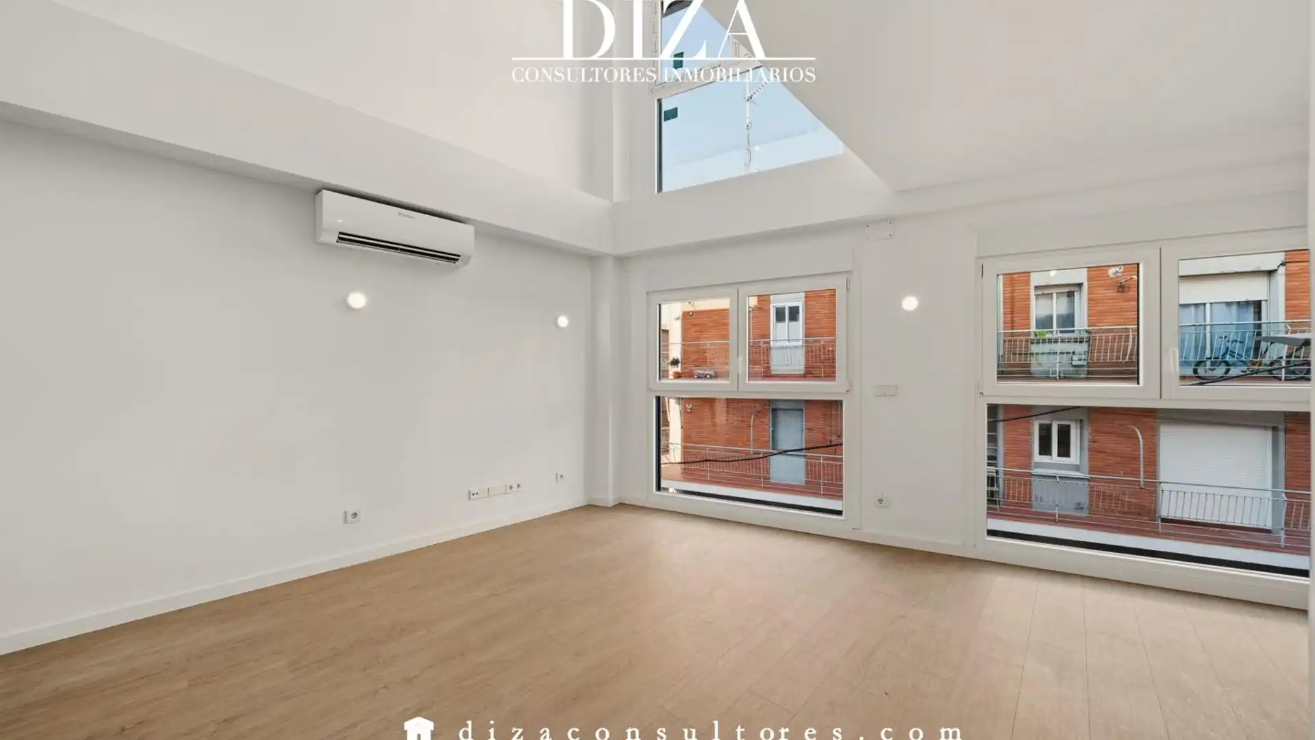 Vista exterior de Piso en venta en  Madrid Capital con Aire acondicionado