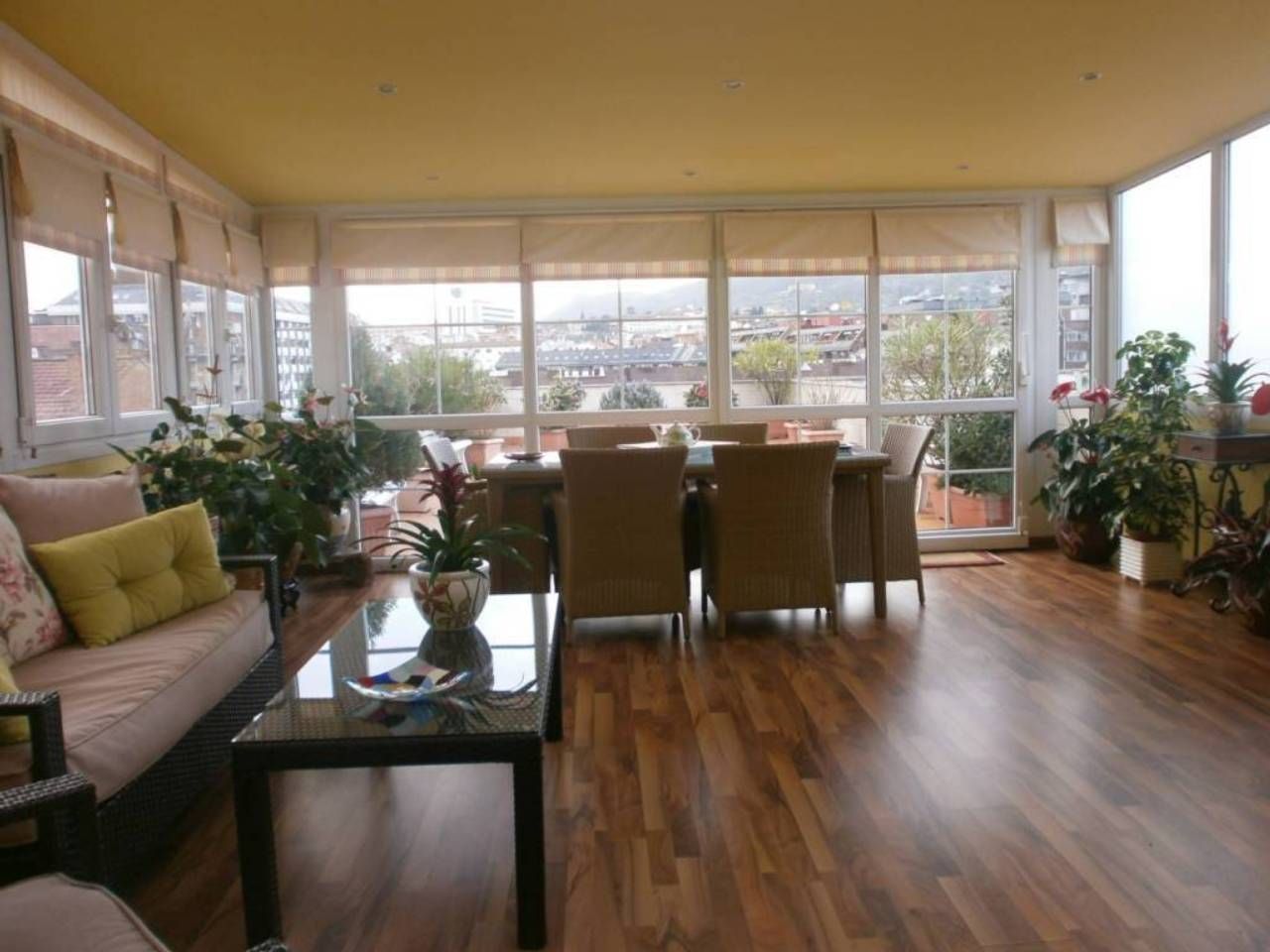 Menjador de Àtic en venda en Oviedo  amb Calefacció, Parquet i Terrassa