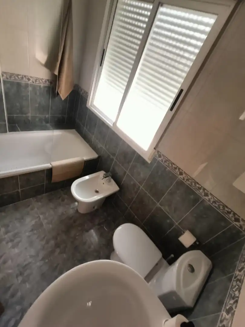 Badezimmer von Wohnung zur Miete in Puertollano mit Klimaanlage, Heizung und Terrasse