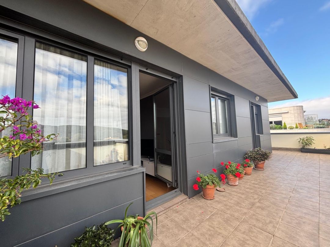 Vista exterior de Àtic en venda en Urduliz amb Calefacció i Terrassa