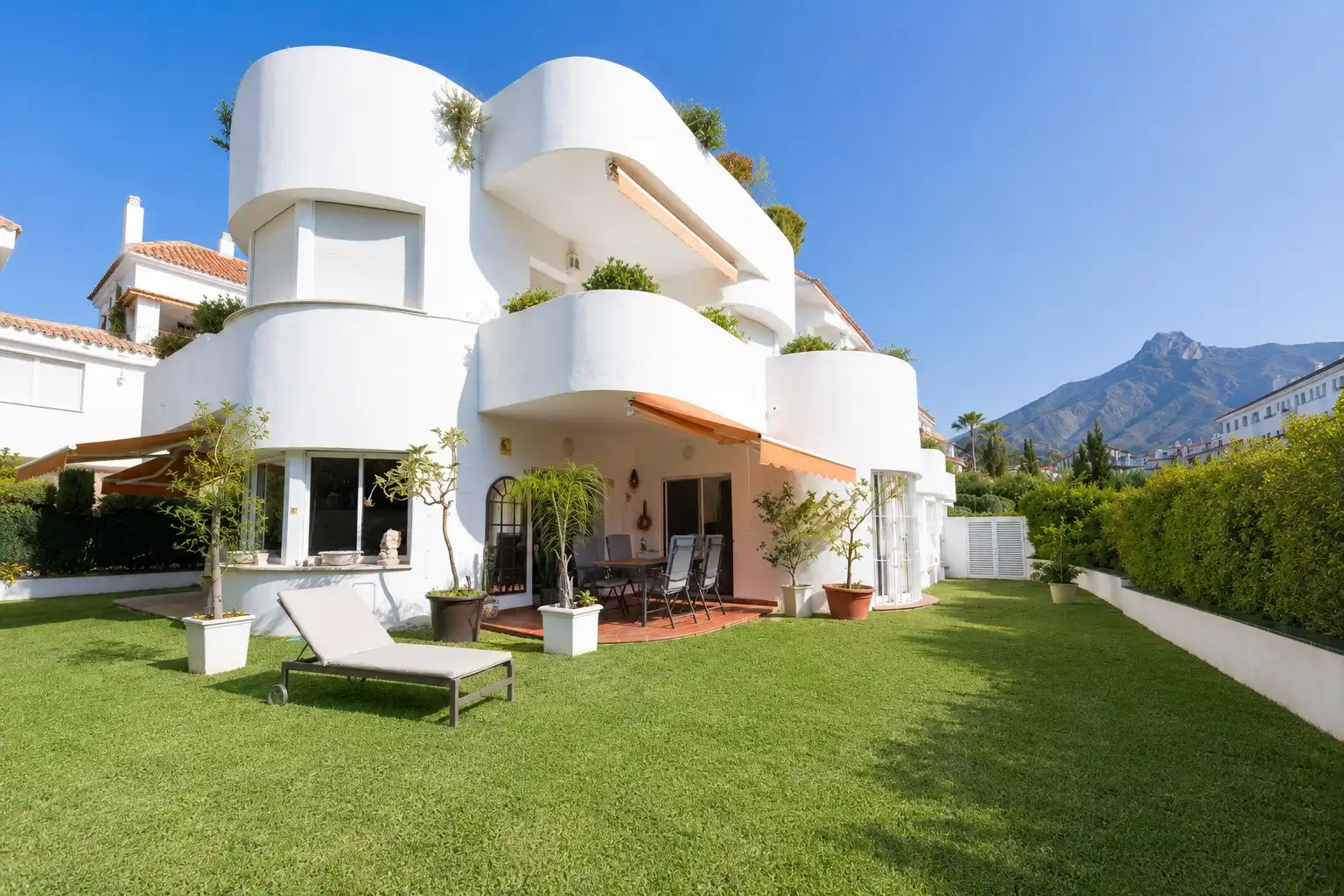 Außenansicht von Wohnungen zum Verkauf in Marbella mit Klimaanlage, Privatgarten und Terrasse