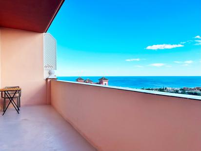 Vista exterior de Apartament en venda en Manilva amb Aire condicionat, Terrassa i Piscina