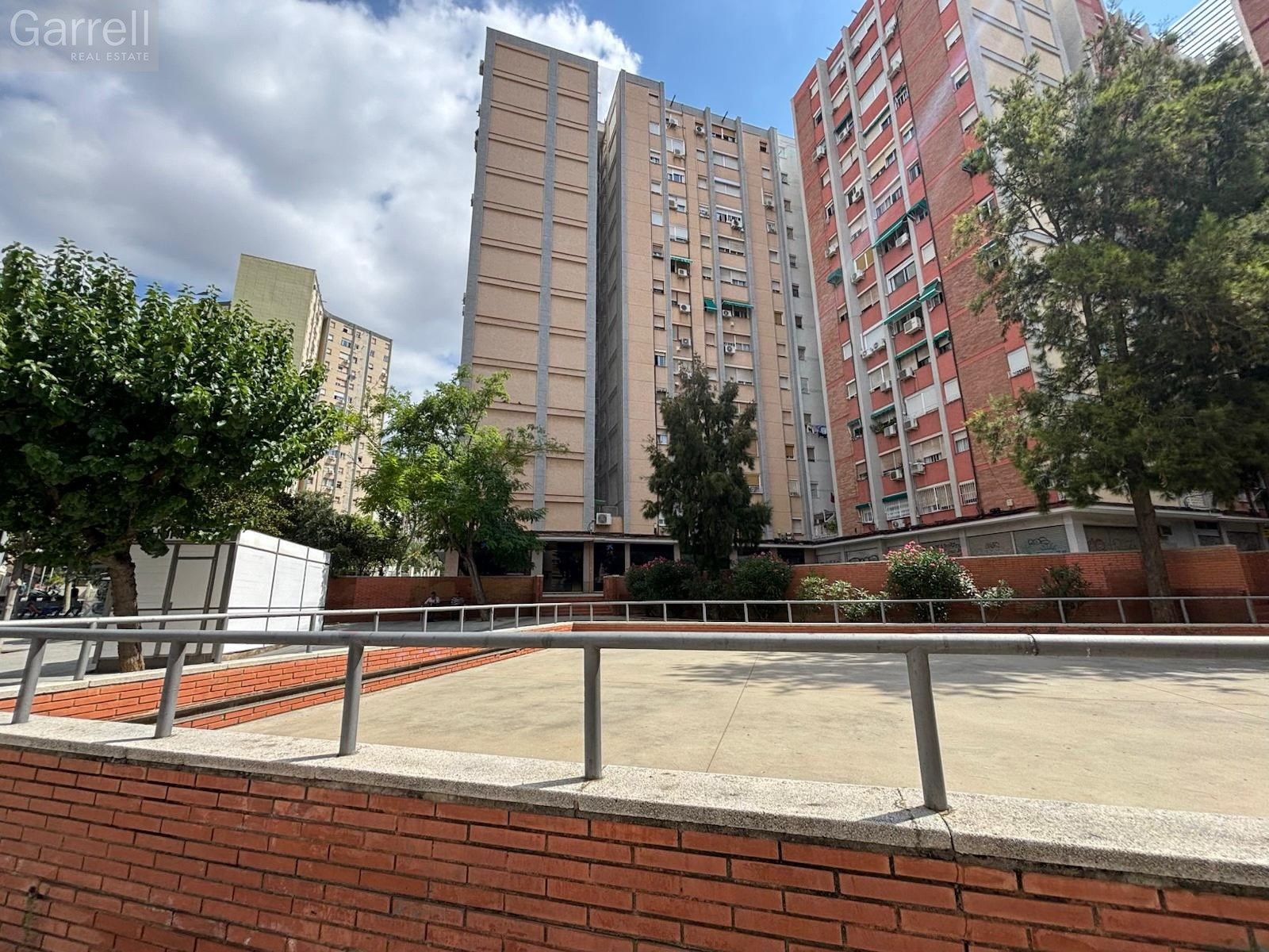 Vista exterior de Piso en venta en Cornellà de Llobregat