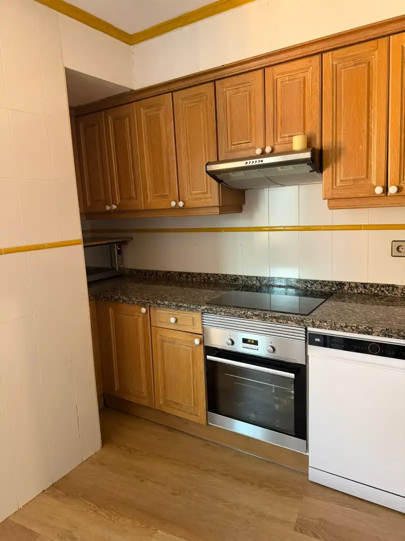 Cuina de Dúplex en venda en Oviedo  amb Calefacció, Parquet i Moblat