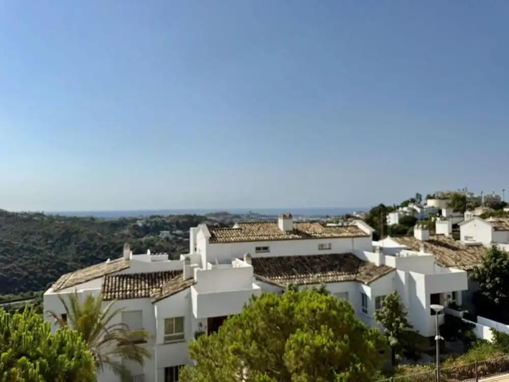 Außenansicht von Wohnungen zur Miete in Benahavís mit Klimaanlage, Terrasse und Abstellraum