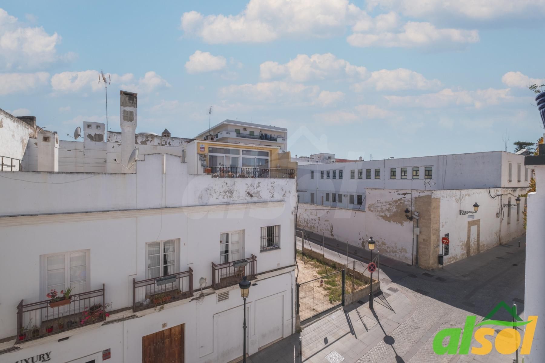 Vista exterior de Casa adosada en venda en El Puerto de Santa María amb Traster i Balcó