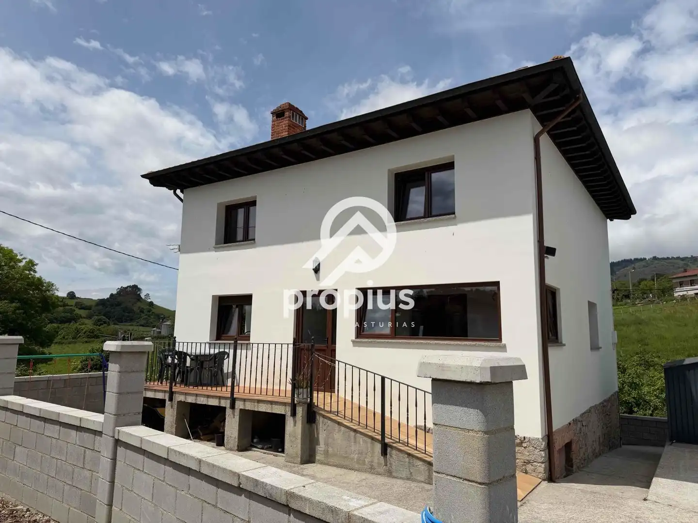 Vista exterior de Casa o xalet en venda en Sariego amb Calefacció, Parquet i Traster