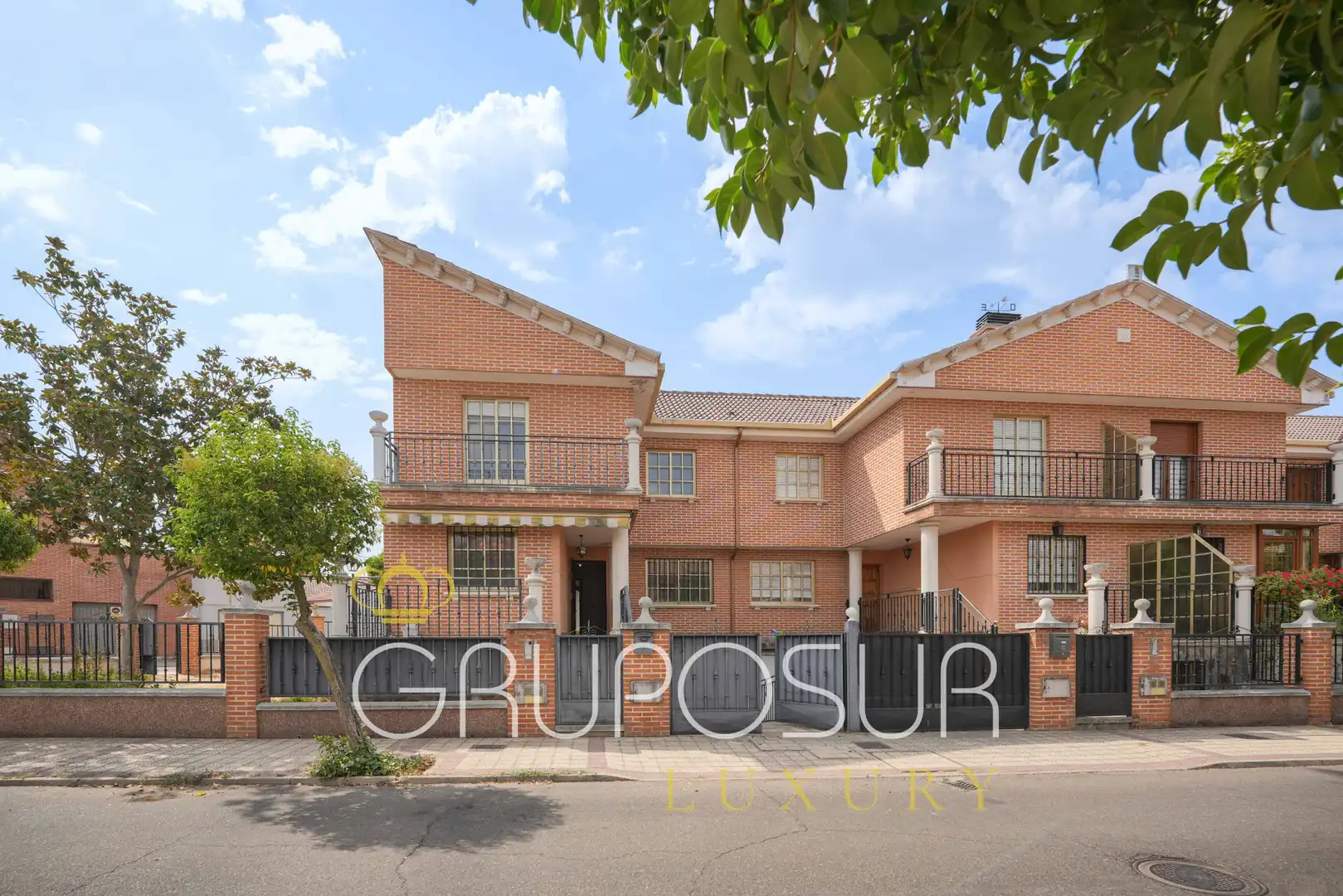 Vista exterior de Casa adosada en venda en Laguna de Duero amb Calefacció, Jardí privat i Parquet