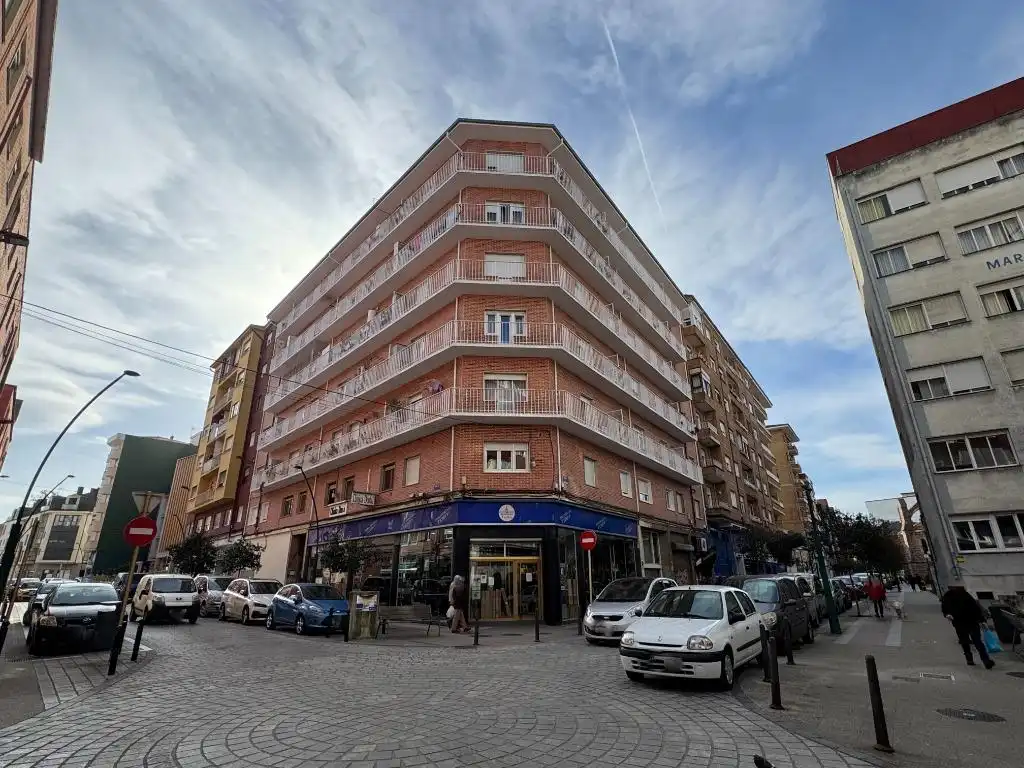 Vista exterior de Pis en venda en Torrelavega  amb Calefacció i Balcó