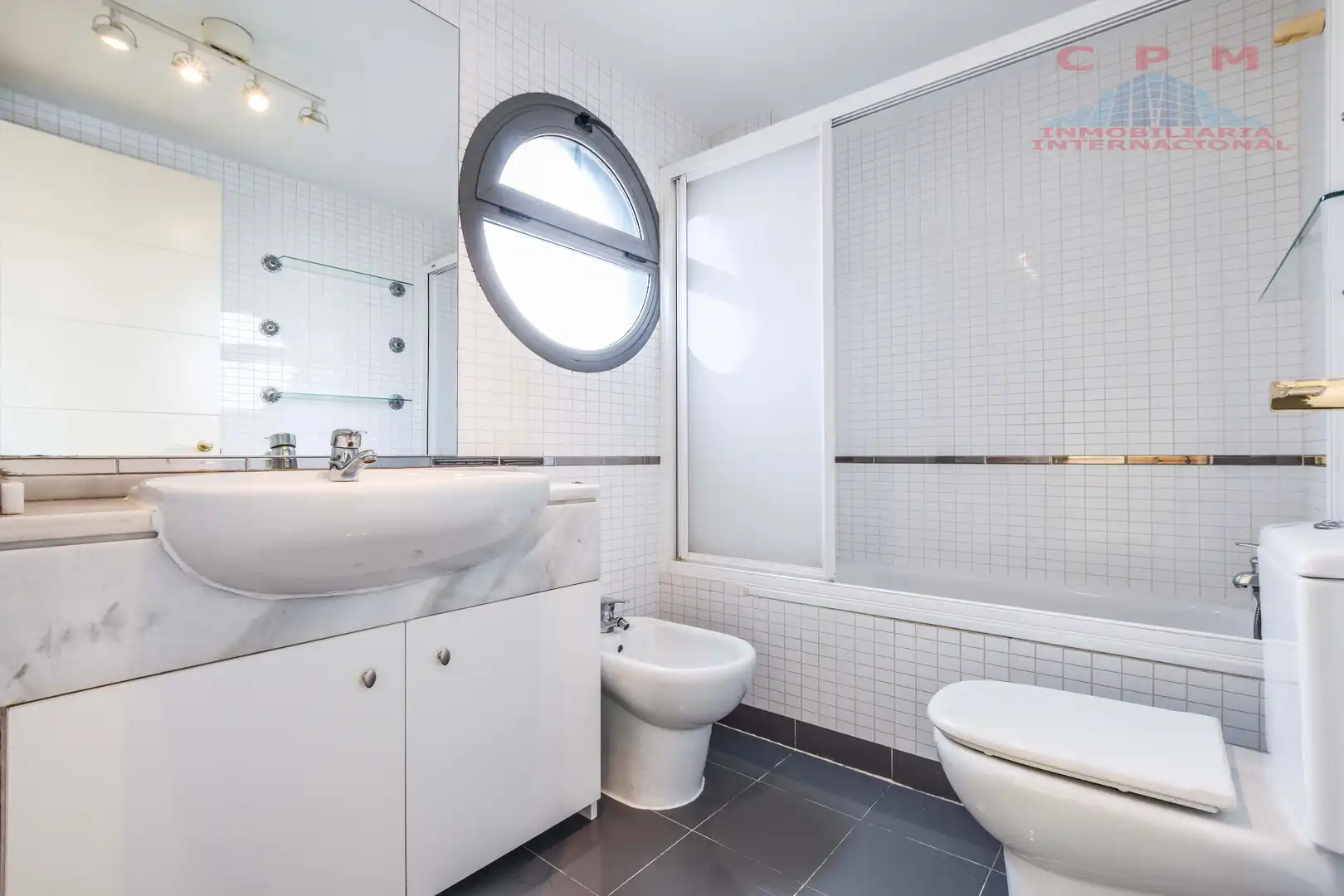 Bathroom of Flat for rent to own in Madrid  with Air Conditioner, Heating and Oven