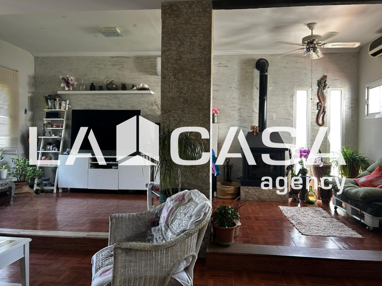 Sala d'estar de Casa o xalet en venda en Alcalá de Guadaira amb Aire condicionat, Traster i Piscina