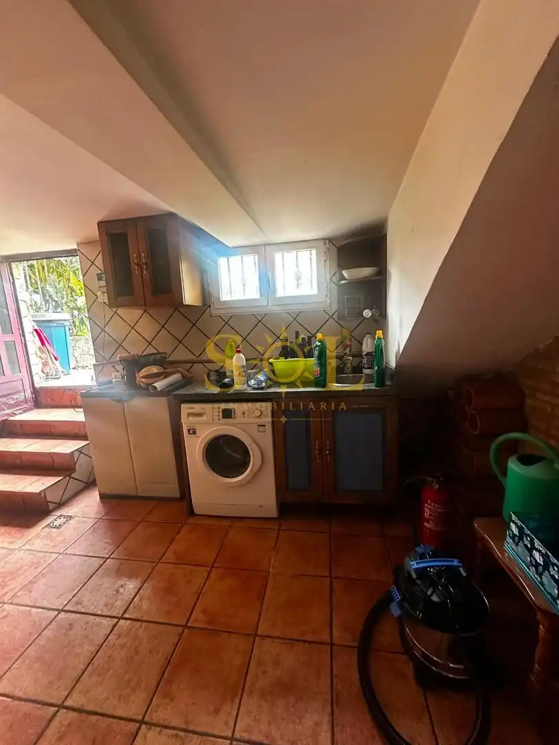 Cuina de Casa o xalet en venda en León Capital  amb Calefacció, Jardí privat i Terrassa
