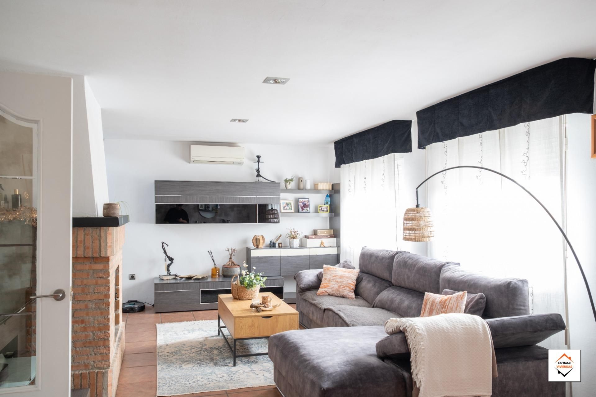 Living room of Single-family semi-detached for sale in  Zaragoza Capital  with Air Conditioner, Private garden and Terrace