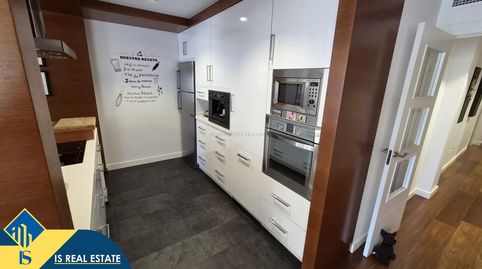 Apartamento reformado con terraza, en la provincia de Alicante, en la ciudad de Torrevieja. 4 habitaciones | 131 m² | 1,2 kilómetr, imatge 3