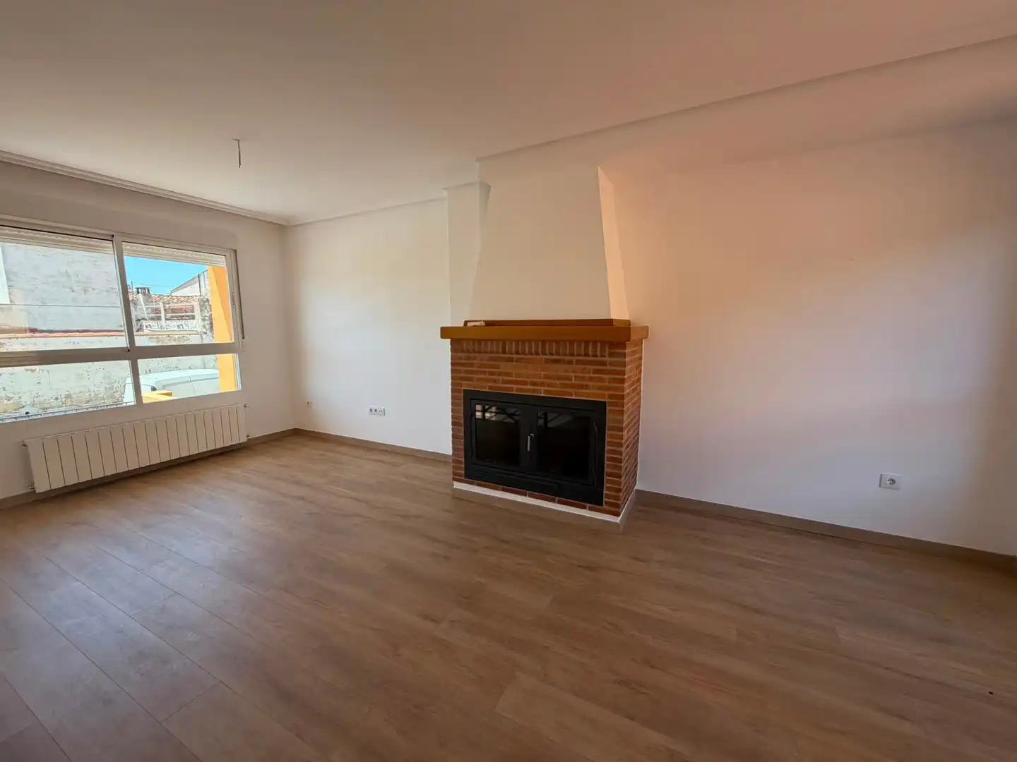 Sala d'estar de Casa adosada en venda en Utiel amb Calefacció, Parquet i Terrassa