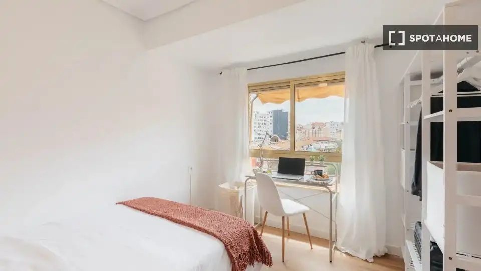 Habitación de Piso de alquiler en Valencia con Aire acondicionado, Calefacción y Amueblado