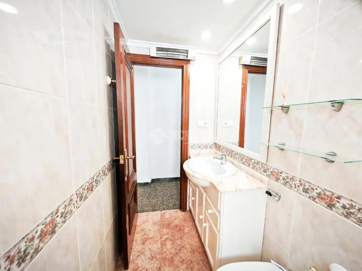 Badezimmer von Wohnung zum Verkauf in Burjassot