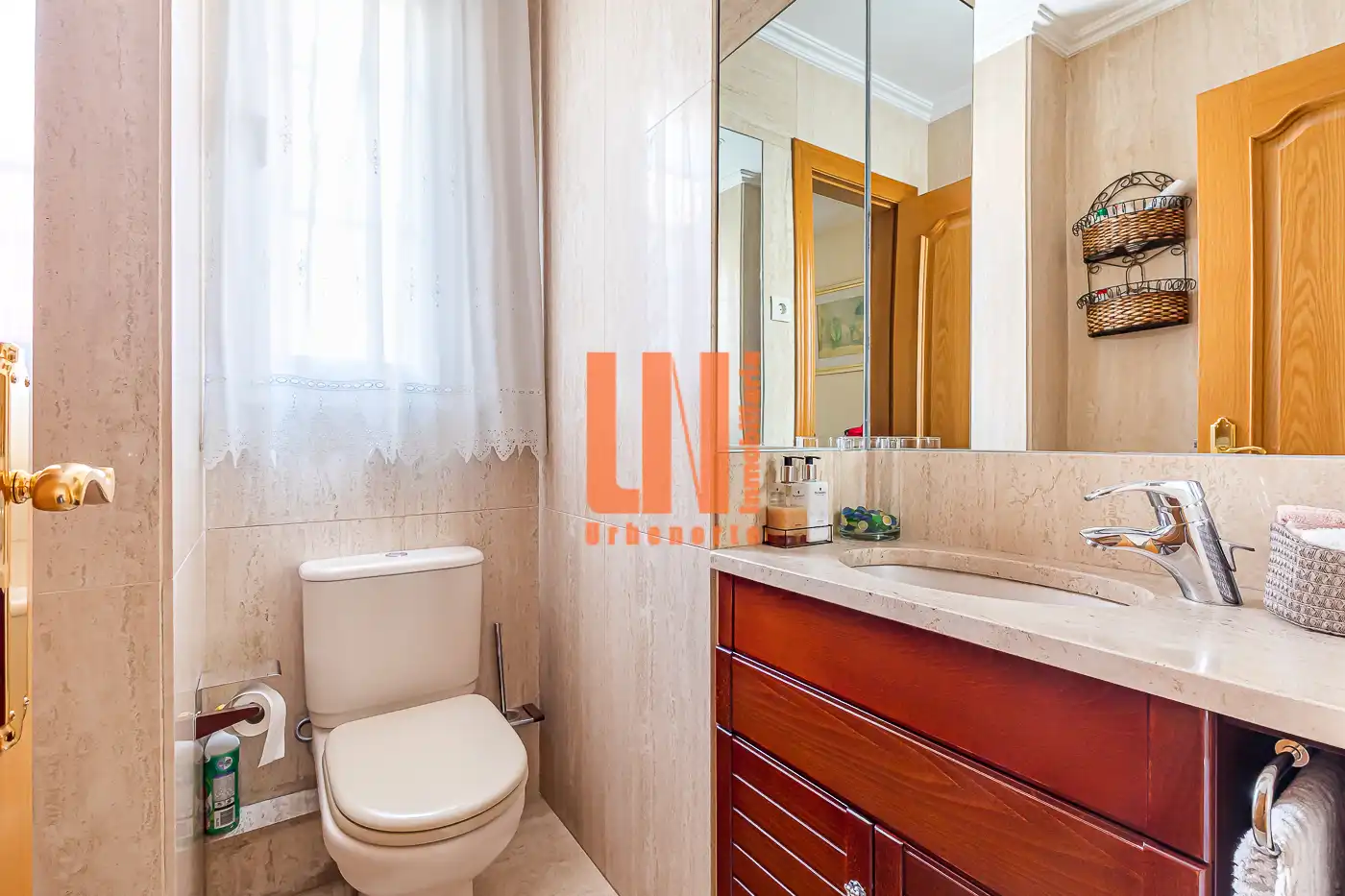Baño de Casa adosada en venta en Madrid con Aire acondicionado, Calefacción y Jardín privado