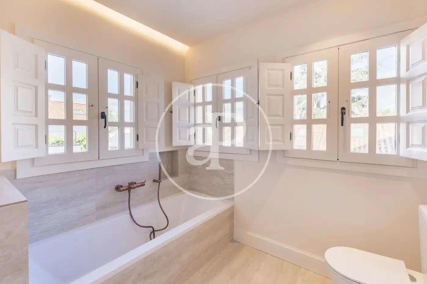Bathroom of Houses for rent in Madrid  with Air Conditioner, Heating and Private garden