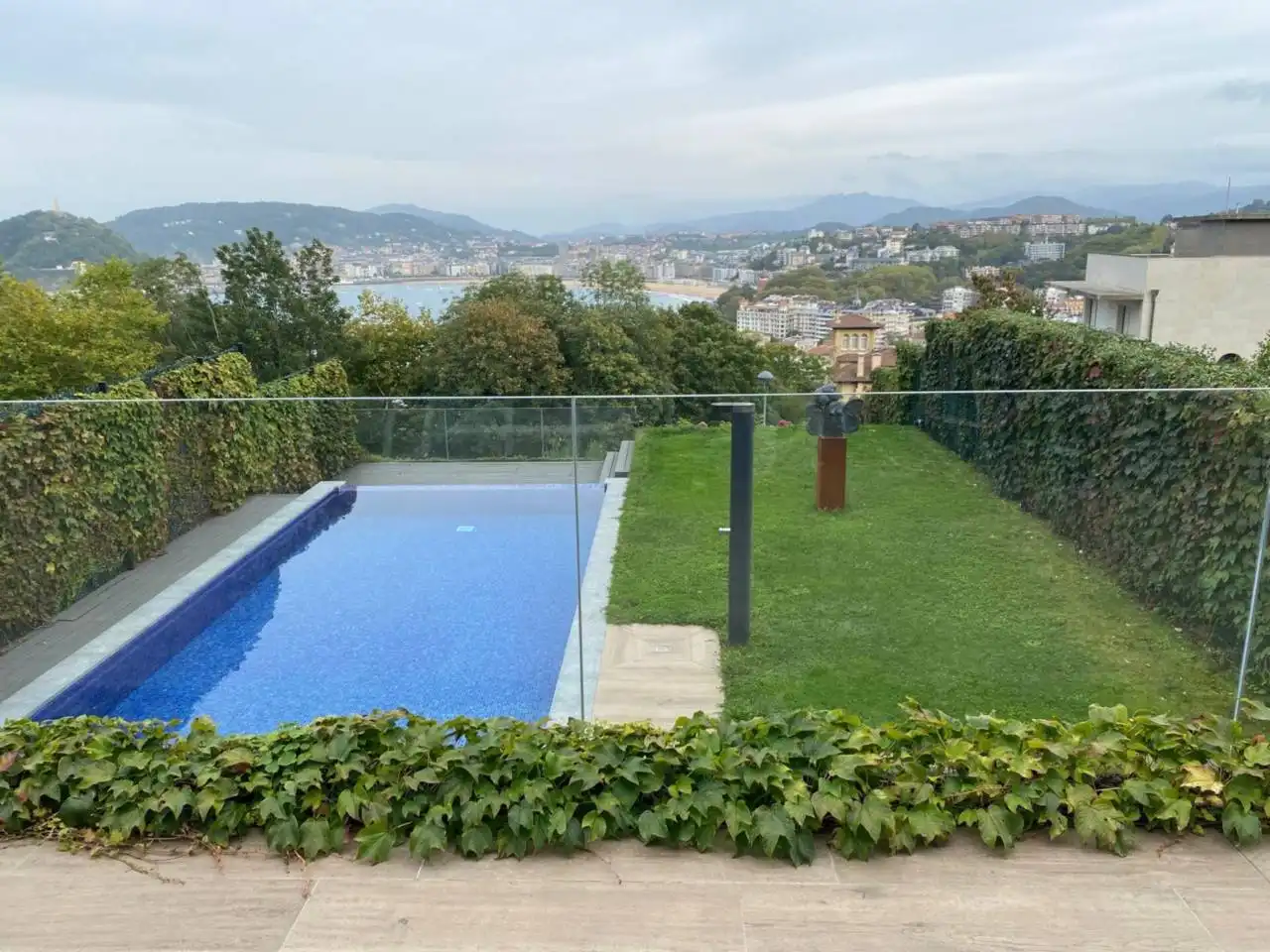 Piscina de Casa o xalet en venda en Donostia - San Sebastián  amb Calefacció, Jardí privat i Terrassa