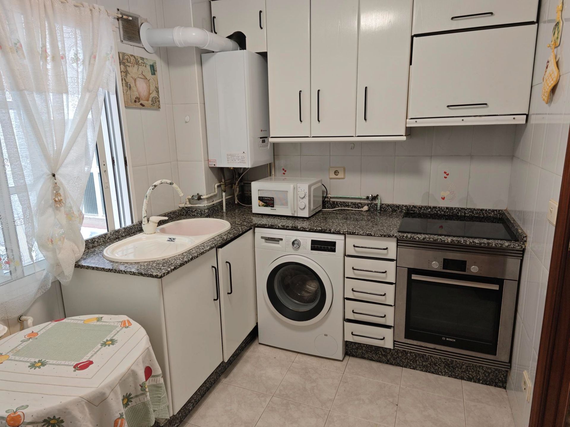 Cuina de Pis de lloguer en Santiago de Compostela  amb Calefacció i Moblat