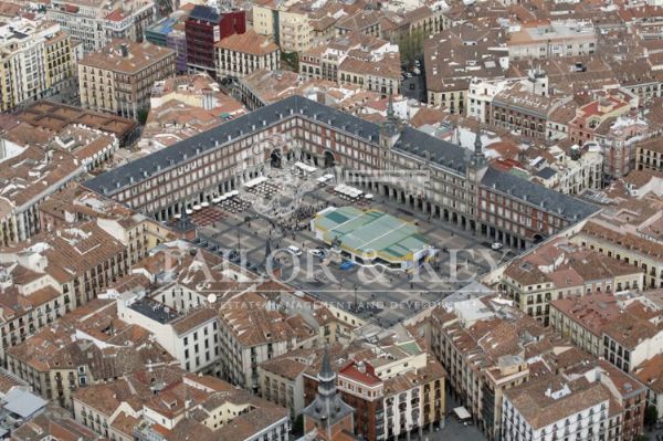 Vista exterior de Local en venda en  Madrid Capital amb Aire condicionat, Calefacció i Alarma