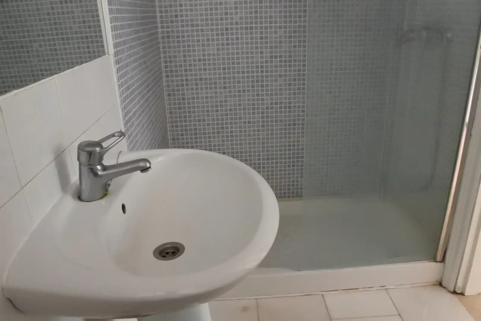 Baño de Piso para compartir en Granada con Aire acondicionado, Calefacción y Jardín privado