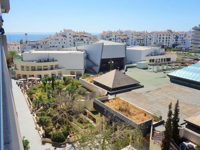 Vista exterior de Apartament en venda en Marbella amb Aire condicionat, Terrassa i Piscina