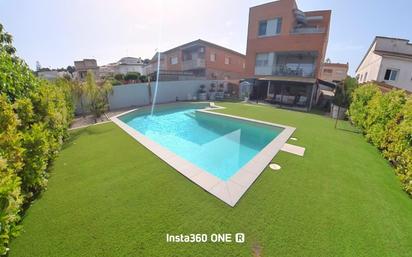 Piscina de Casa o xalet en venda en El Vendrell amb Aire condicionat, Calefacció i Jardí privat
