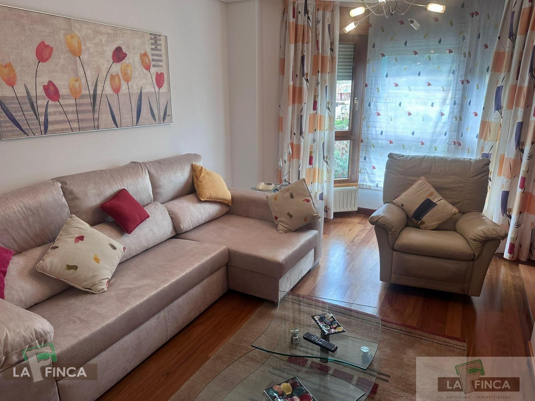 Sala de estar de Piso en venta en Oviedo  con Calefacción, Trastero y Amueblado