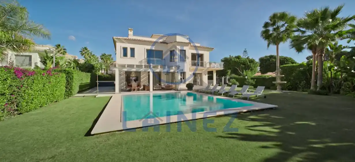 Vista exterior de Casa o xalet en venda en Marbella amb Aire condicionat, Jardí privat i Traster