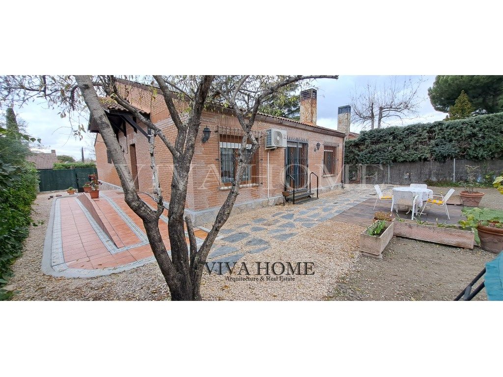 Vista exterior de Casa o xalet en venda en Rivas-Vaciamadrid amb Aire condicionat i Jardí privat