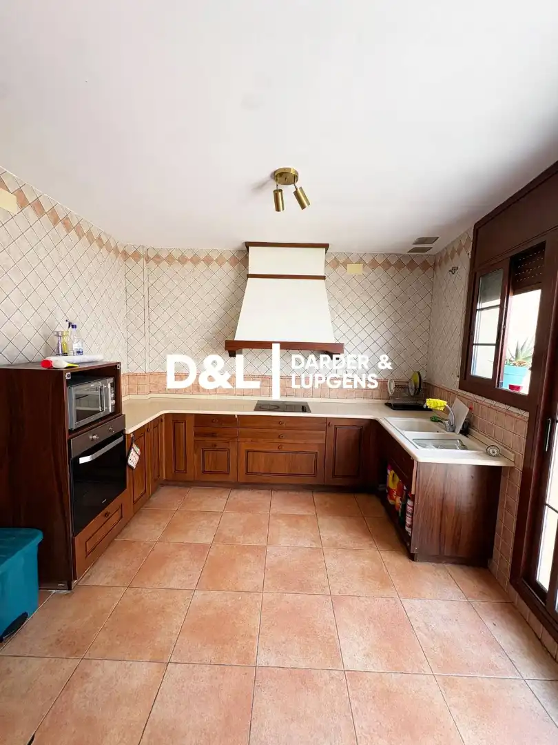 Küche von Einfamilien-Reihenhaus zum Verkauf in Vilanova i la Geltrú mit Parkett und Terrasse
