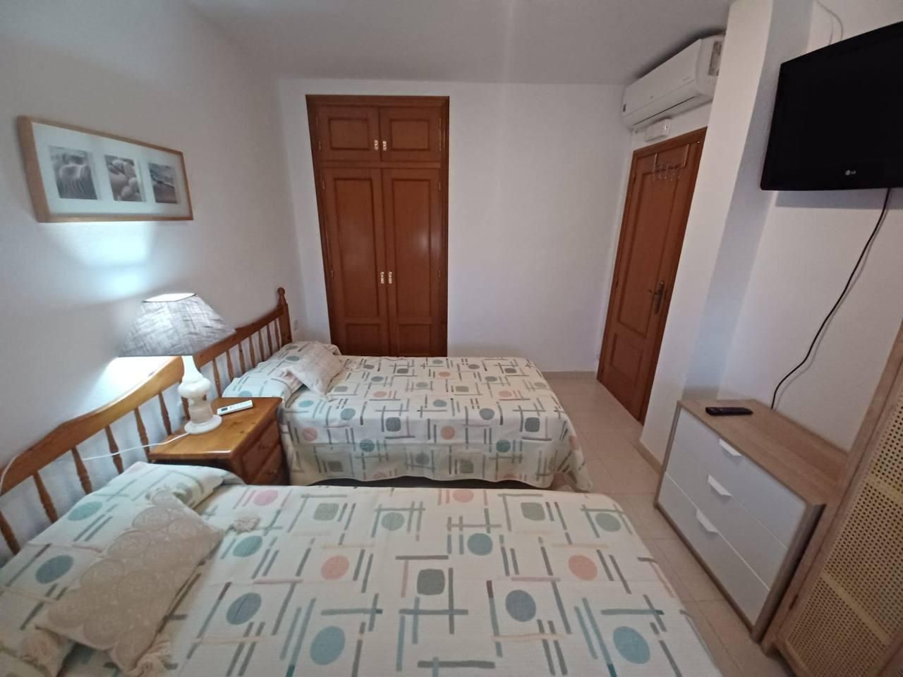 Dormitori de Apartament de lloguer en Dénia amb Aire condicionat, Calefacció i Jardí privat