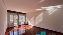 Sala d'estar de Pis en venda en Colindres amb Balcó
