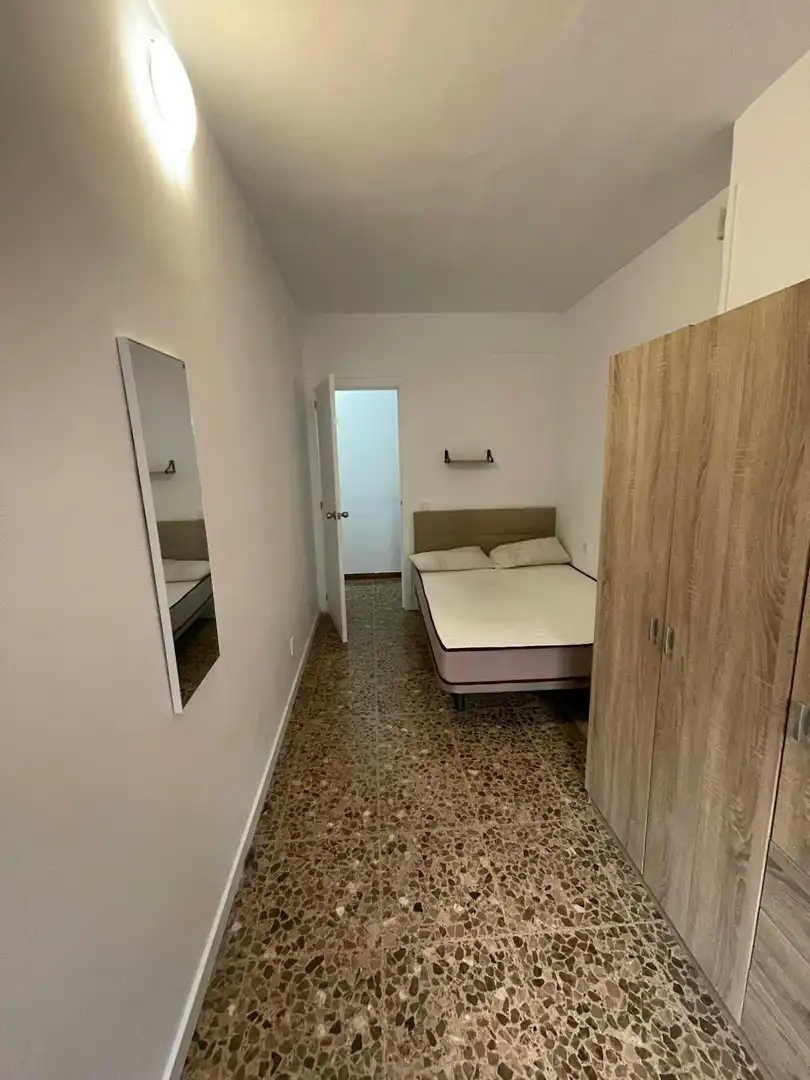 Bedroom of Flat for share in Barcelona  with Washing machine