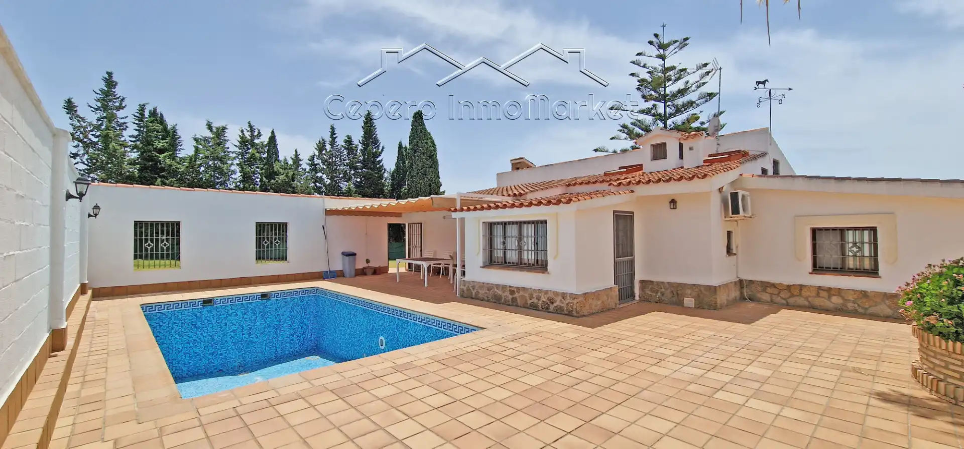 Vista exterior de Casa o xalet en venda en El Puerto de Santa María amb Aire condicionat, Jardí privat i Piscina
