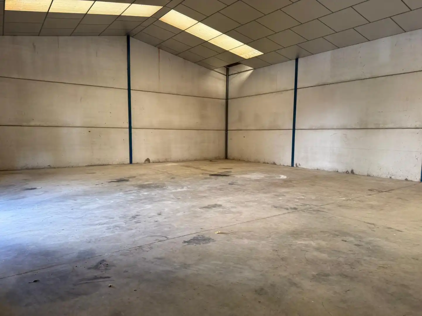 Industrial buildings for rent in Oeste