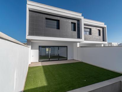 Vista exterior de Casa o xalet en venda en Las Gabias amb Aire condicionat, Terrassa i Piscina