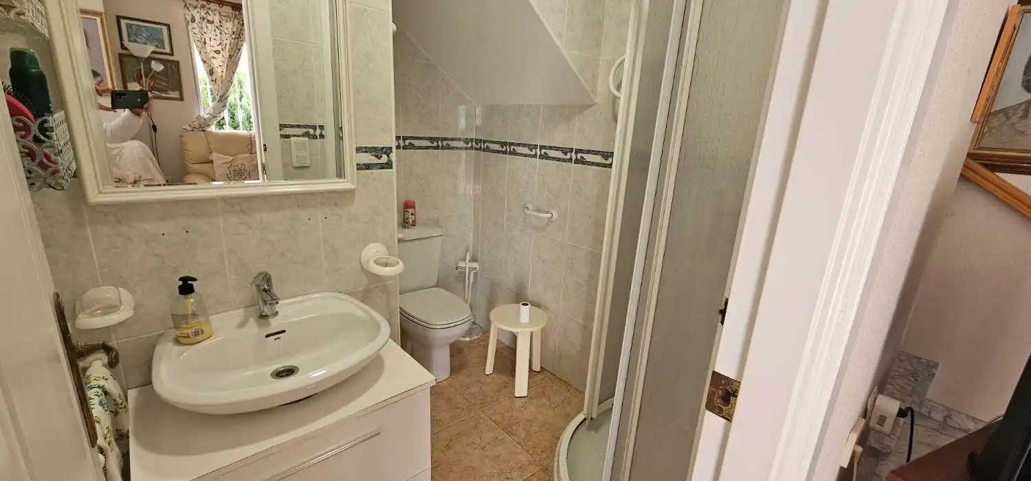 Badezimmer von Einfamilien-Reihenhaus zum Verkauf in Torrevieja mit Terrasse, Möbliert und Alarm