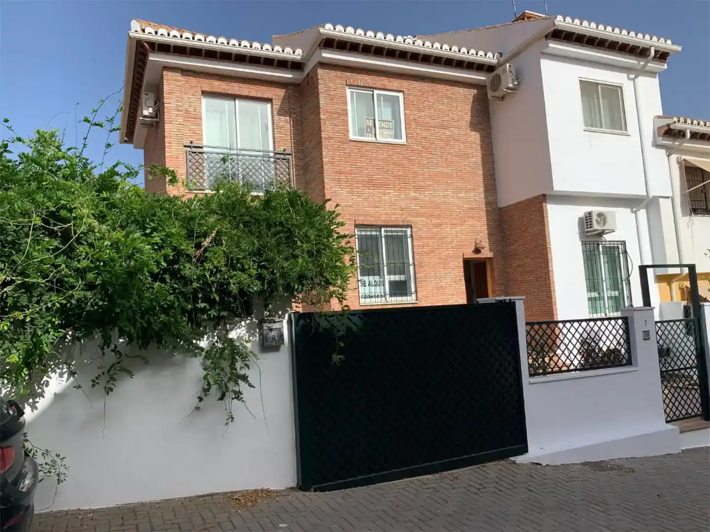 Vista exterior de Casa o xalet en venda en  Granada Capital amb Aire condicionat i Piscina