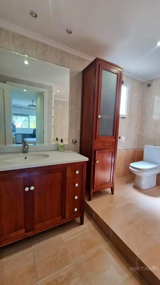 Baño de Piso de alquiler en Moncada con Aire acondicionado, Calefacción y Amueblado
