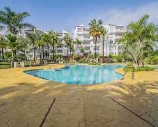 Vista exterior de Àtic en venda en Estepona amb Aire condicionat i Terrassa