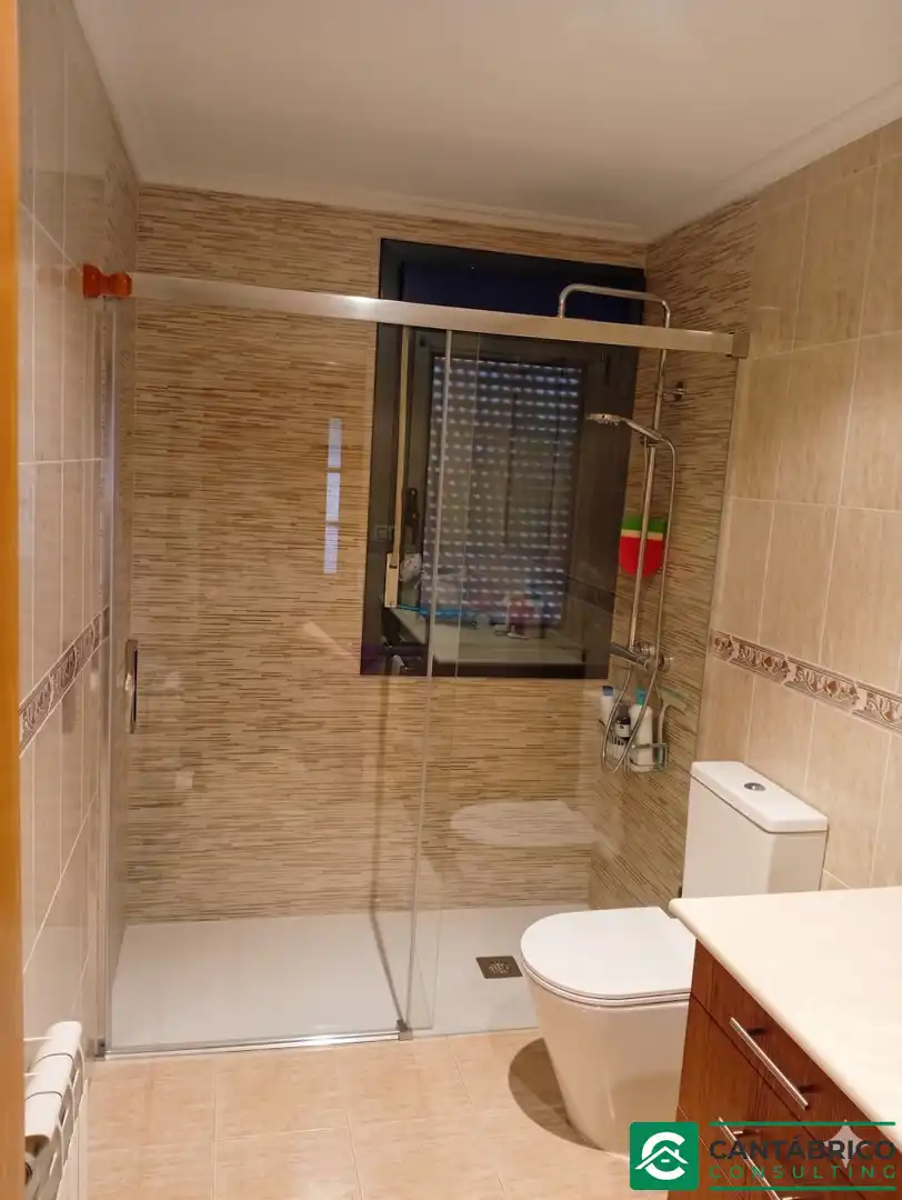 Badezimmer von Wohnung zum Verkauf in Navia mit Heizung, Parkett und Terrasse