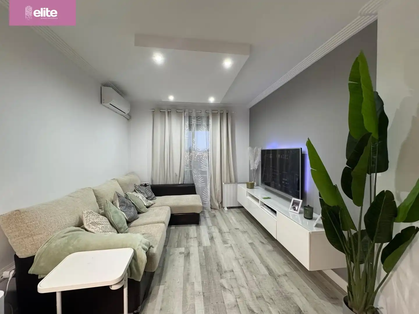 Living room of Flat for sale in Jerez de la Frontera  with Air Conditioner, Parquet flooring and Terrace