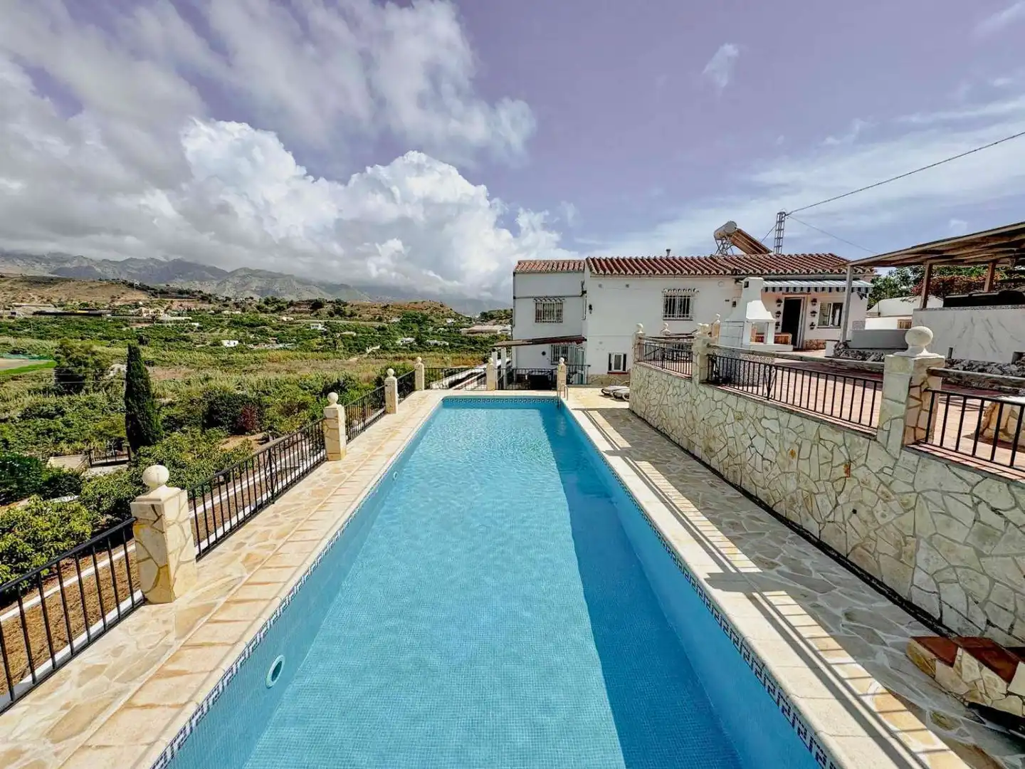 Vista exterior de Casa o xalet en venda en Nerja amb Aire condicionat i Piscina