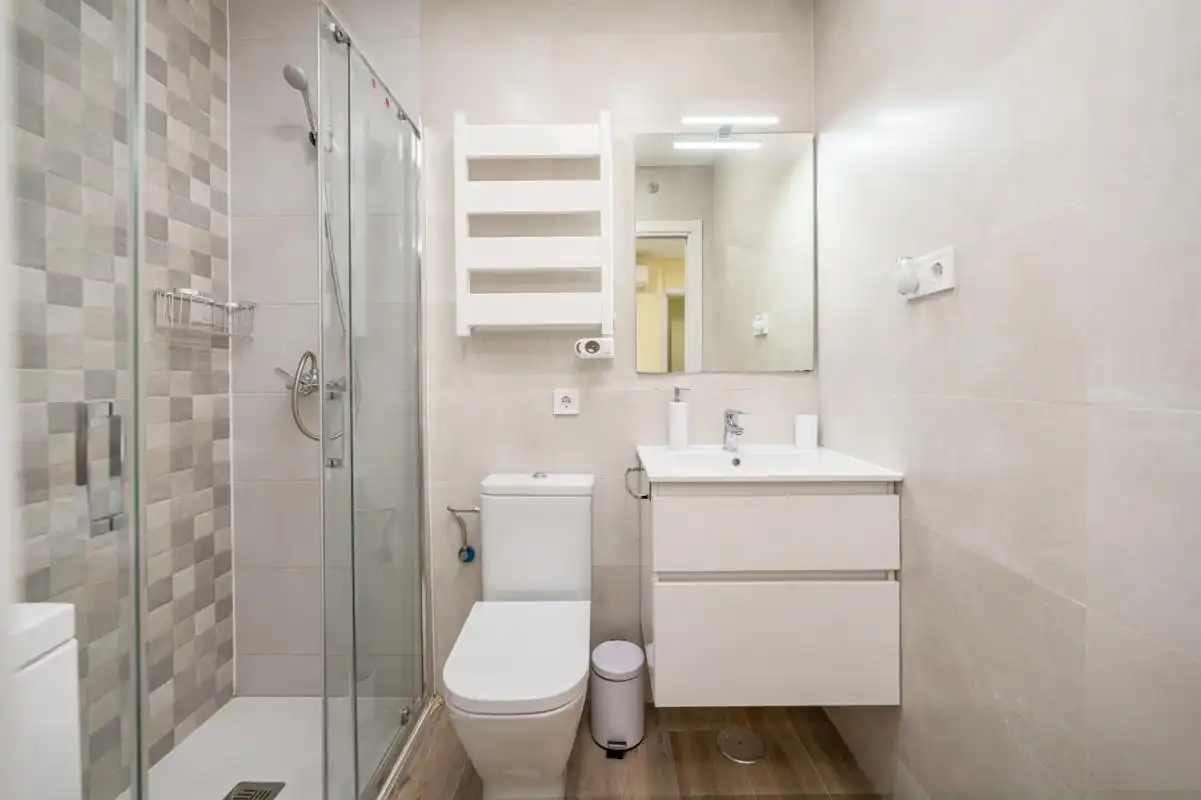 Badezimmer von Erdgeschoss zum Verkauf in Madrid mit Klimaanlage, Heizung und Möbliert
