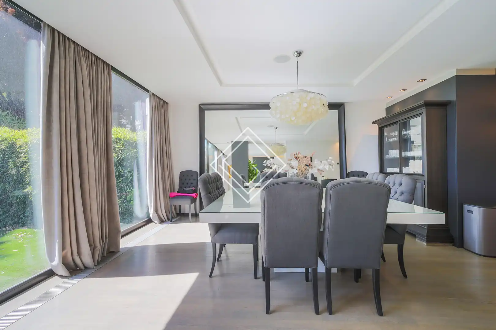 Esszimmer von Einfamilien-Reihenhaus zum Verkauf in La Moraleja mit Klimaanlage, Heizung und Privatgarten