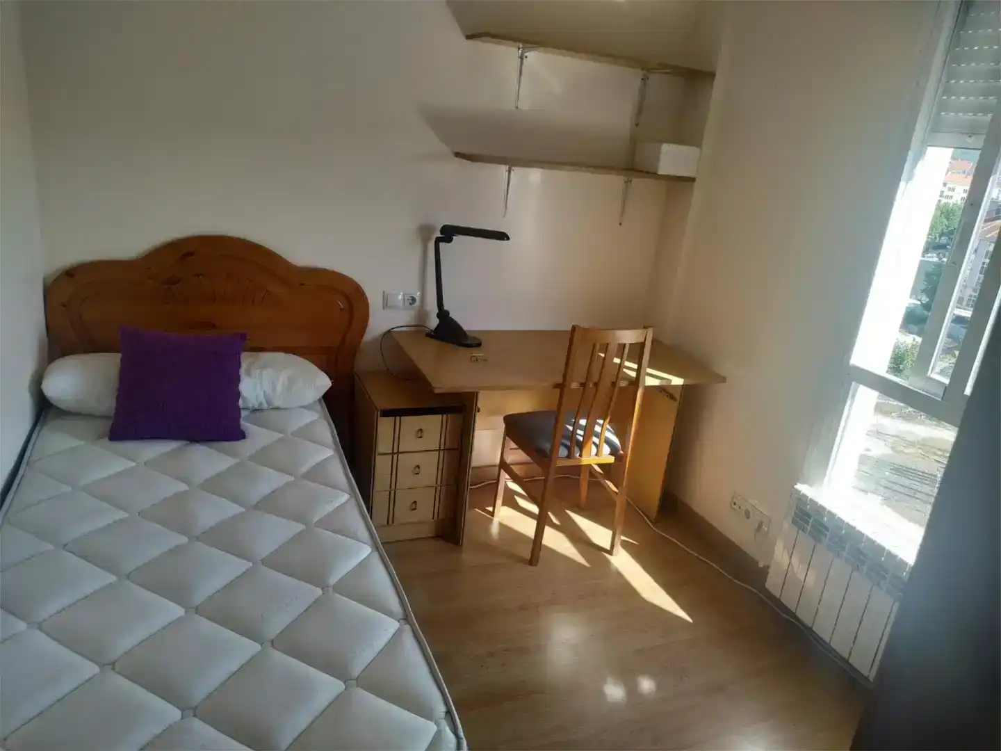 Dormitori de Apartament de lloguer en Ourense Capital  amb Parquet, Rentadora i Microones