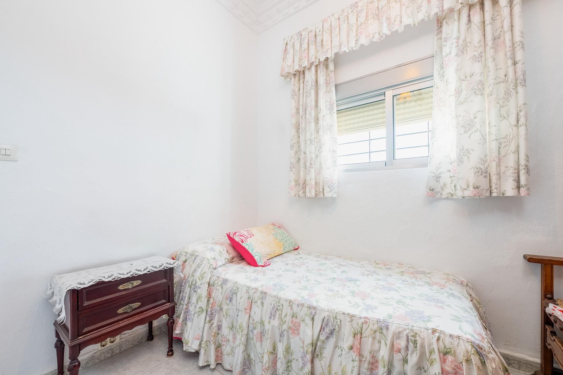 Bedroom of Single-family semi-detached for sale in Brenes  with Air Conditioner